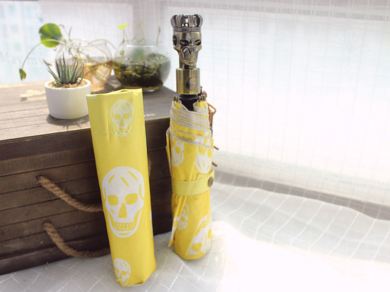 1pc Devil Skull Handle Umbrella European Creative Fully automaticlly Men Three Folding Black Coating Windproof Parasol