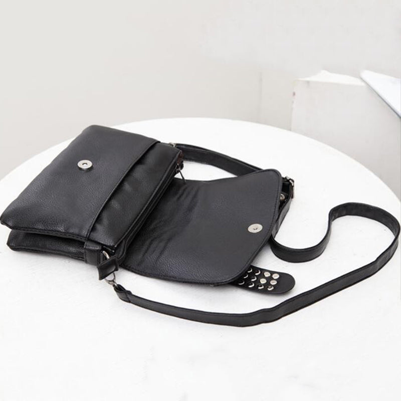 New fashion Women Black Leather Messenger Bags Fashion Vintage Messenger Cool Skull Rivets Shoulder Bags sac a main bolsa