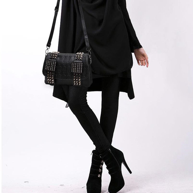 New fashion Women Black Leather Messenger Bags Fashion Vintage Messenger Cool Skull Rivets Shoulder Bags sac a main bolsa
