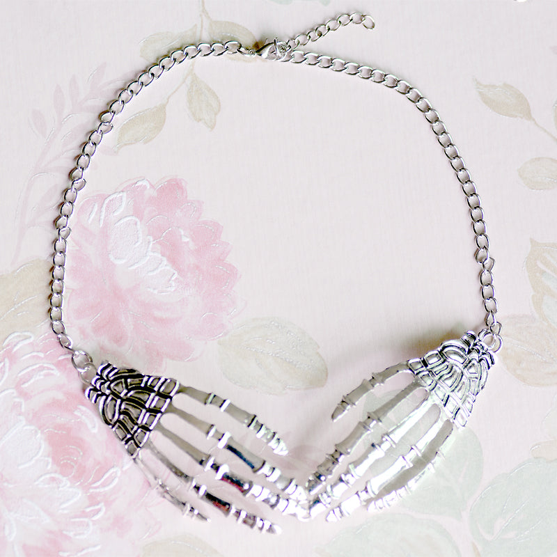 Fashion Halloween Jewelry Collares Vintage Punk Gothic Skull Bone Hand Claw Long Pendant Necklace Women Chains Accessories