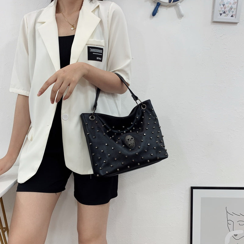 Gothic skull Fashion Women Tote Bag Rivet Skull Bucket Bag Pu Leather Crossbody Bag Punk Shoulder Bag Girls Black Purse