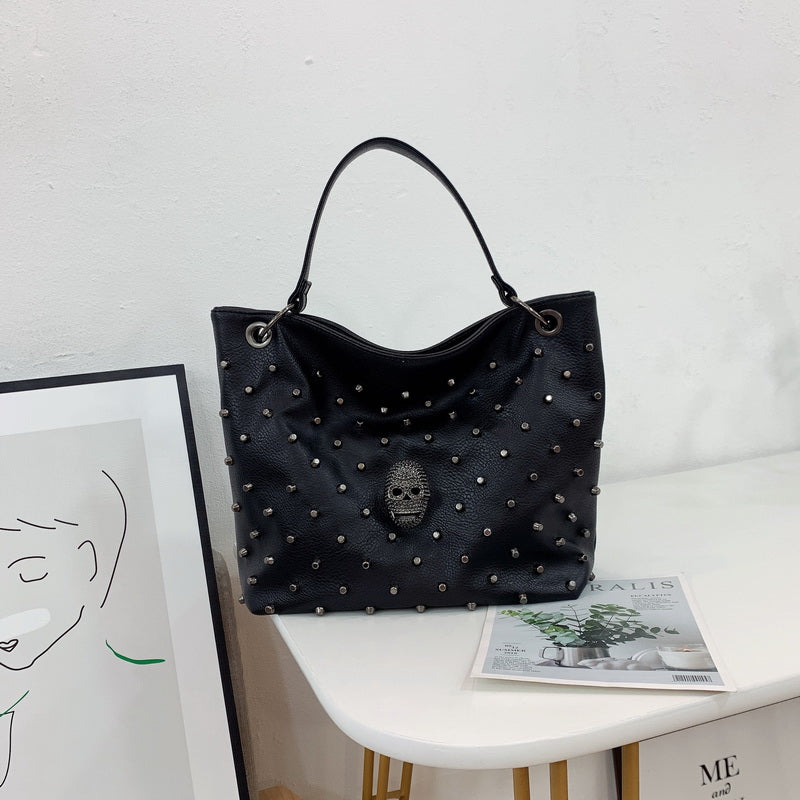 Gothic skull Fashion Women Tote Bag Rivet Skull Bucket Bag Pu Leather Crossbody Bag Punk Shoulder Bag Girls Black Purse