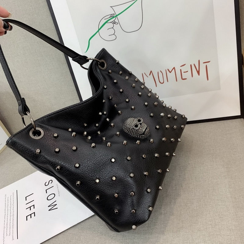 Gothic skull Fashion Women Tote Bag Rivet Skull Bucket Bag Pu Leather Crossbody Bag Punk Shoulder Bag Girls Black Purse