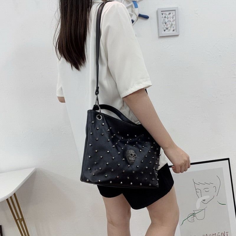 Gothic skull Fashion Women Tote Bag Rivet Skull Bucket Bag Pu Leather Crossbody Bag Punk Shoulder Bag Girls Black Purse