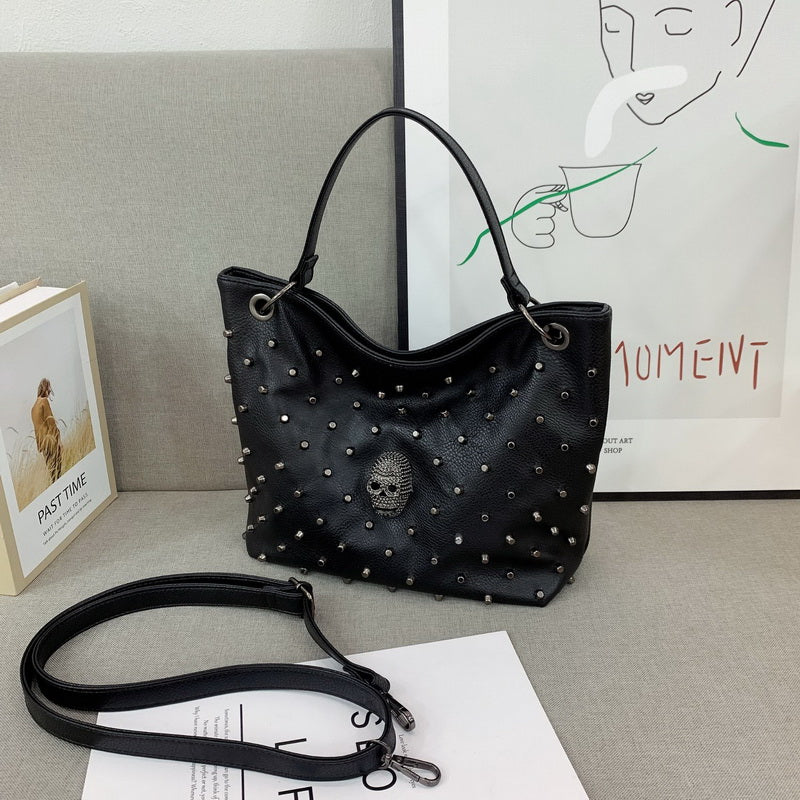Gothic skull Fashion Women Tote Bag Rivet Skull Bucket Bag Pu Leather Crossbody Bag Punk Shoulder Bag Girls Black Purse
