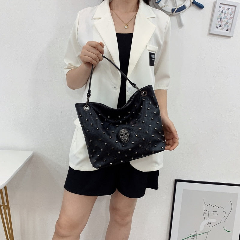 Gothic skull Fashion Women Tote Bag Rivet Skull Bucket Bag Pu Leather Crossbody Bag Punk Shoulder Bag Girls Black Purse