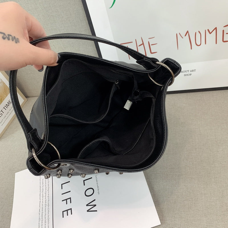 Gothic skull Fashion Women Tote Bag Rivet Skull Bucket Bag Pu Leather Crossbody Bag Punk Shoulder Bag Girls Black Purse