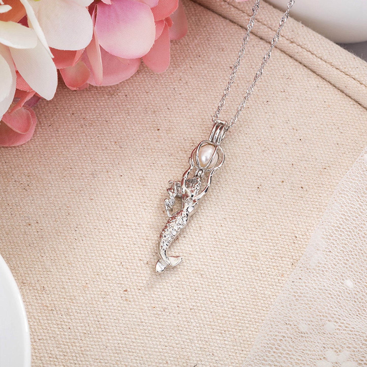 Summer Jewelry Mermaid Pendant Necklace Glow in the Dark Choker Necklace 3 Colors Luminous For Women Gift Silver Color Chain