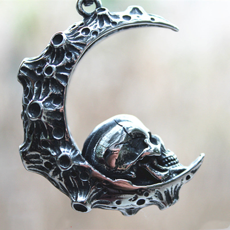 Fine Hand-made Retro Domineering Big Moon Looking Up Skull Pendant Jewelry Necklace