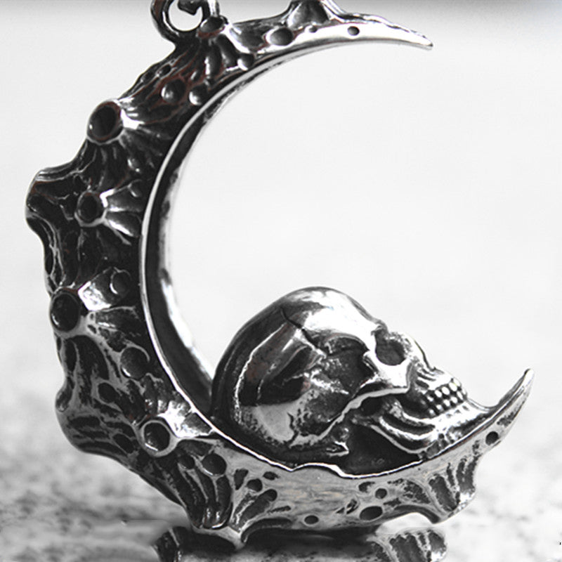 Fine Hand-made Retro Domineering Big Moon Looking Up Skull Pendant Jewelry Necklace