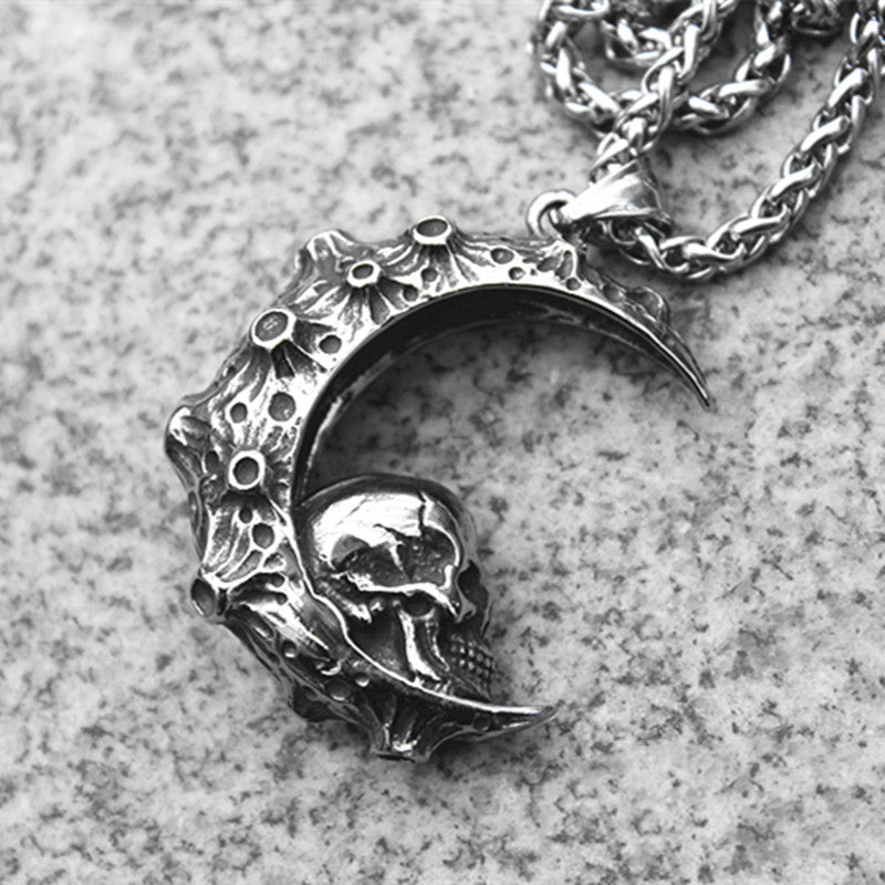 Fine Hand-made Retro Domineering Big Moon Looking Up Skull Pendant Jewelry Necklace
