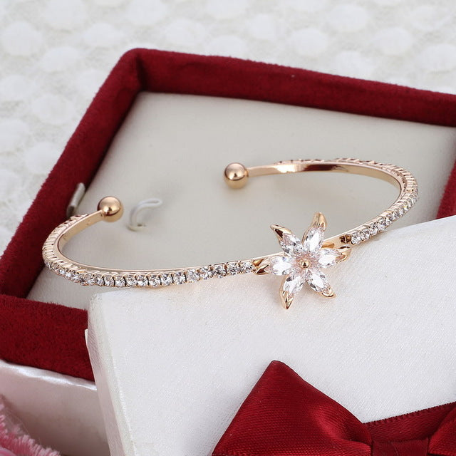 MINHIN New Arrival Romantic Butterfly Design Cuff Bracelet High Quality Golden Plated Wedding Bracelet Girl's Banquet Accessory