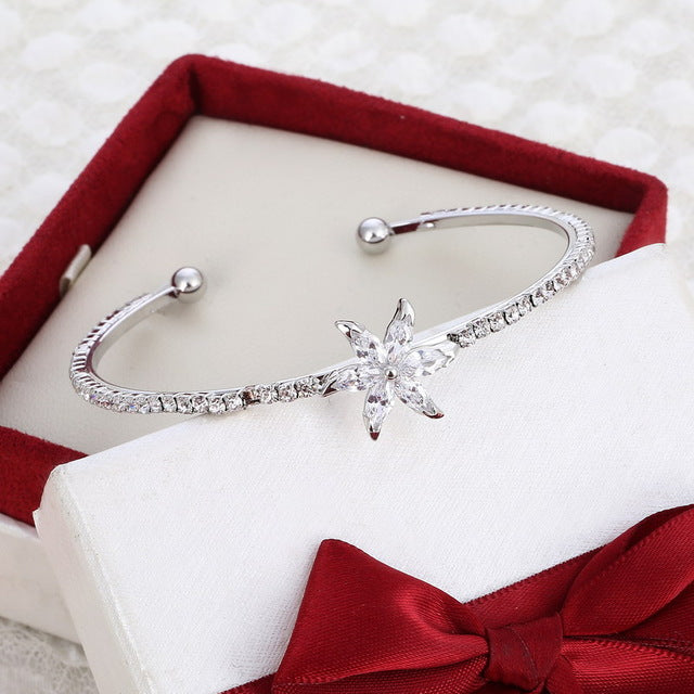 MINHIN New Arrival Romantic Butterfly Design Cuff Bracelet High Quality Golden Plated Wedding Bracelet Girl's Banquet Accessory