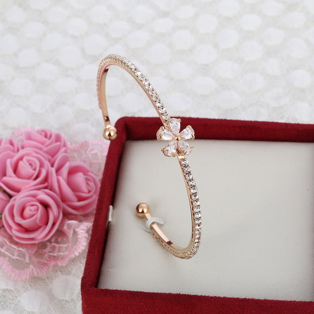 MINHIN New Arrival Romantic Butterfly Design Cuff Bracelet High Quality Golden Plated Wedding Bracelet Girl's Banquet Accessory