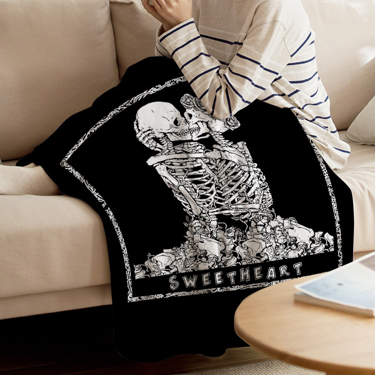 Halloween Skull Hug Kissing Rose Lover Black Throw Blanket