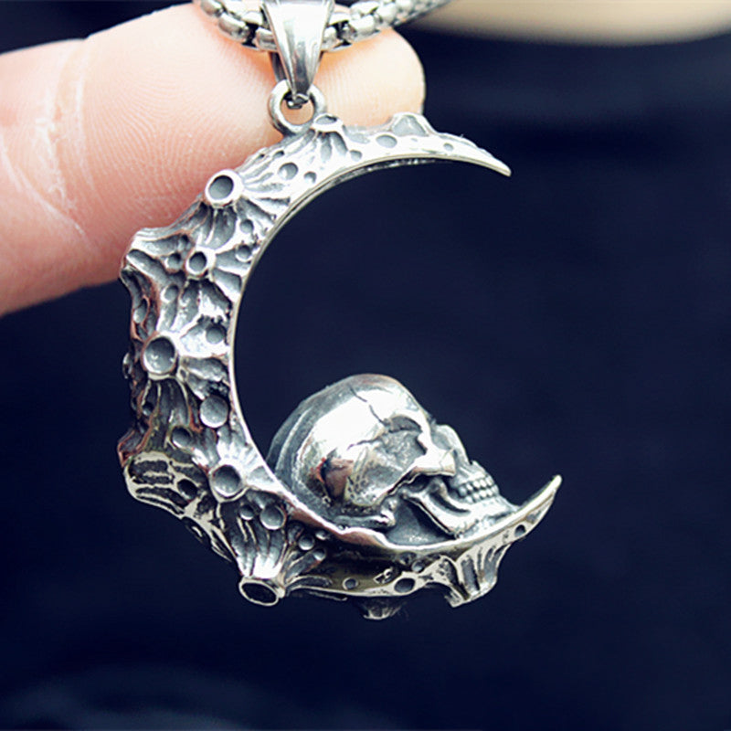 Fine Hand-made Retro Domineering Big Moon Looking Up Skull Pendant Jewelry Necklace