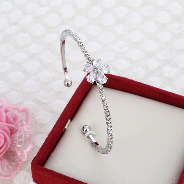 MINHIN New Arrival Romantic Butterfly Design Cuff Bracelet High Quality Golden Plated Wedding Bracelet Girl's Banquet Accessory
