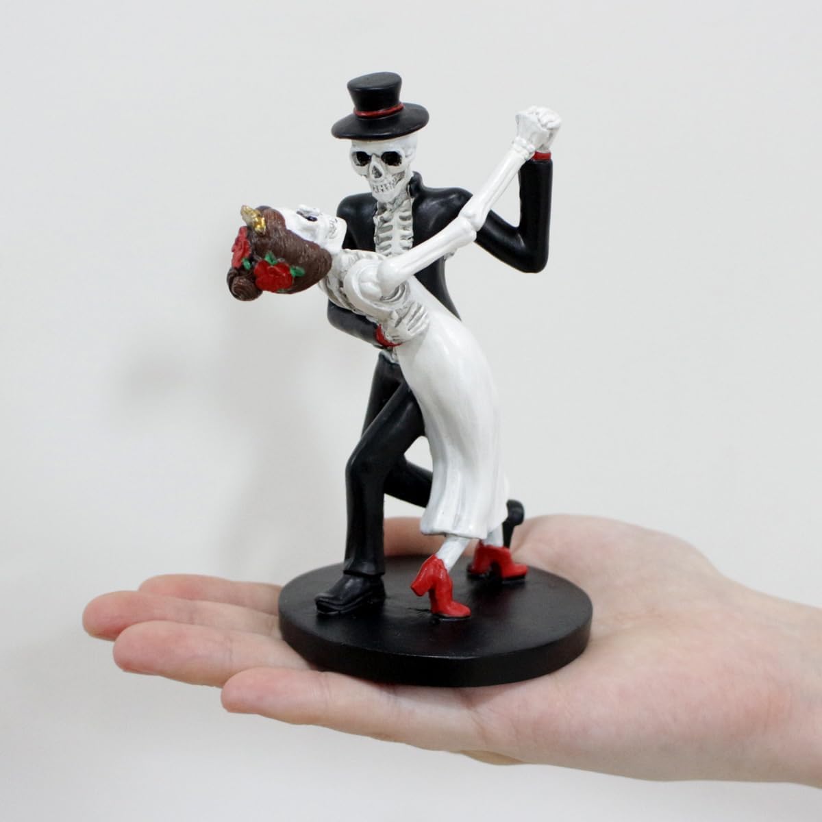 Skeleton Couple Dancing Figurine, Resin Bride and Groom Skeleton Statue, Gothic Halloween Tabletop Decor